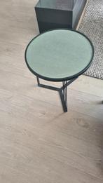 Zwart metalen bijzettafel met glasplaat, Huis en Inrichting, Tafels | Bijzettafels, 45 tot 60 cm, Minder dan 55 cm, Rond, Ophalen of Verzenden