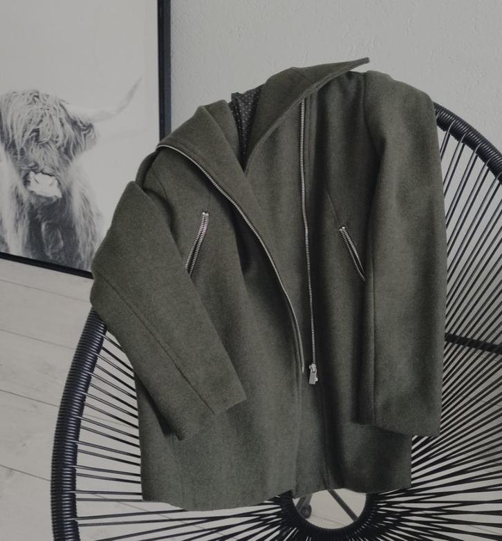 Bershka olijgroene najaars jas met s, Kleding | Dames, Jassen | Winter, Zo goed als nieuw, Maat 36 (S), Groen, Ophalen