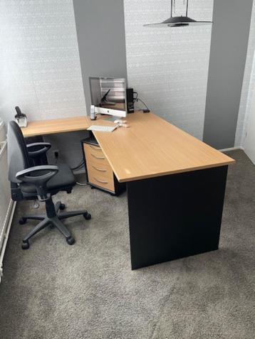Buro met stoel beschikbaar voor biedingen