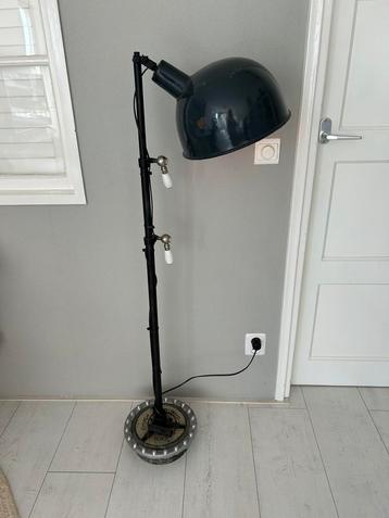 Vintage industiele vloerlamp beschikbaar voor biedingen