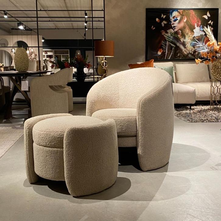 Fauteuil Fenna + Poef Richmond Interiors, Huis en Inrichting, Fauteuils, Nieuw, Stof, 50 tot 75 cm, Minder dan 75 cm, Ophalen