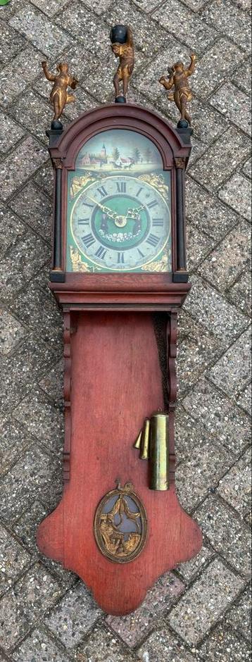 Antieke Friese staartklok met Houten Kast beschikbaar voor biedingen