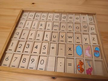 Houten letter- en cijferbak.
 beschikbaar voor biedingen