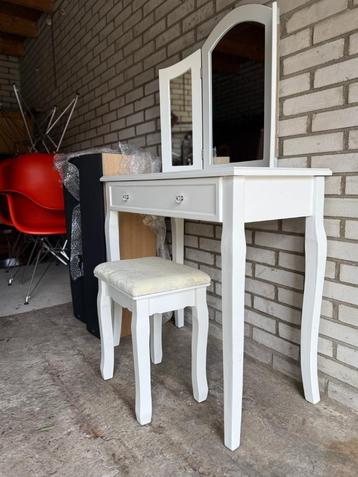 Make-up tafel met spiegel en krukje – Wit – In nette staat beschikbaar voor biedingen
