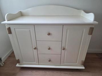 Kinderkamer (set van commode, bedje en kast) beschikbaar voor biedingen