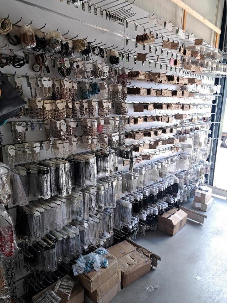 Partij sieraden 100 stuks NIEUW!!!!, Sieraden, Tassen en Uiterlijk, Armbanden, Nieuw, Overige materialen, Overige kleuren, Ophalen of Verzenden