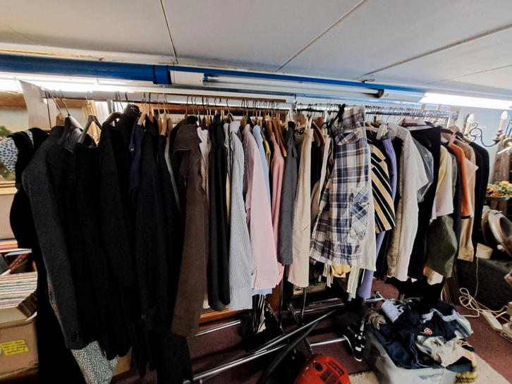 Vintage kleding dames en wat heren  2 goede kledingrekken, Kleding | Dames, Dames-kledingpakketten, Gedragen, Ophalen