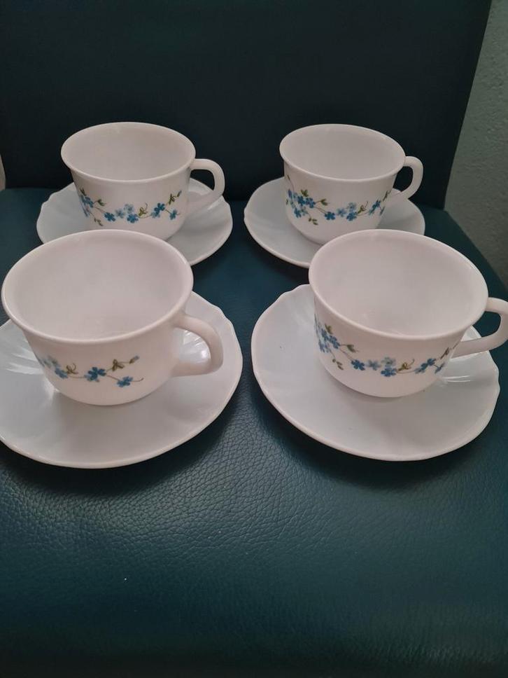 Vintage Kop en Schotels met Blauwe Bloemen arcoroc arcopal, Huis en Inrichting, Keuken | Servies, Zo goed als nieuw, Kop(pen) en/of Schotel(s)