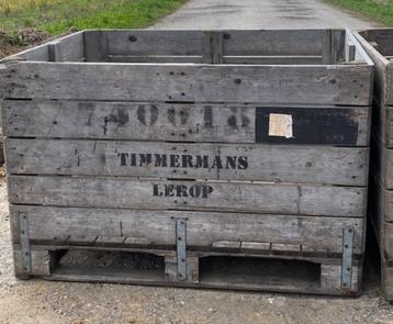 Houten fruitboxen, verweerd. Houtopslag, Planten, boombak beschikbaar voor biedingen