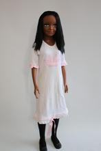 Mooie grote bruin getinte pop , Nr:  G/1402.5, Verzamelen, Poppen, Verzenden, Zo goed als nieuw, Pop