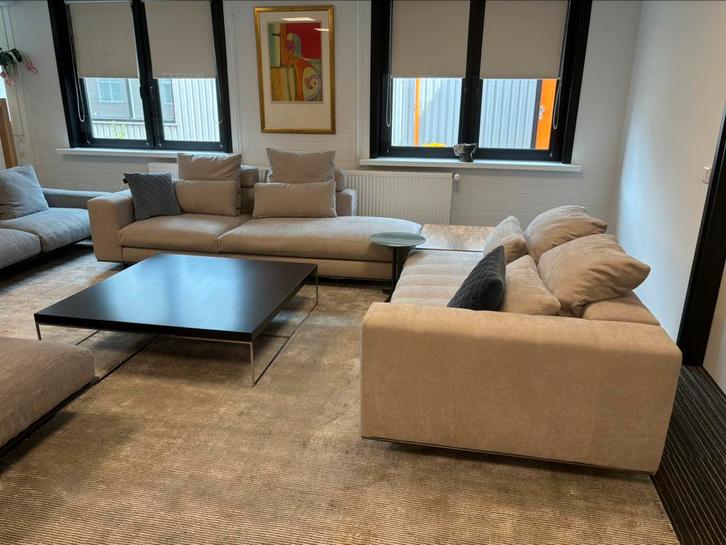 Minotti Freeman lichtgrijs compositie incl tafel & kussens, Huis en Inrichting, Banken | Bankstellen, Zo goed als nieuw, Vierpersoons of meer