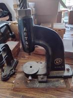 Te koop  Astor knopen/ gespen  pers, Ophalen, Zo goed als nieuw, Knoop of Knopen