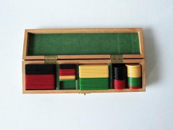 Antiek beukenhouten kistje met 4 kleuren bakelieten fiches beschikbaar voor biedingen