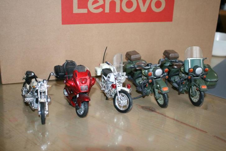 5 Miniatuur Motoren, 2 x BMW en 1 Suzuki schaal 1:18 + extra, Hobby en Vrije tijd, Modelbouw | Auto's en Voertuigen, Overige typen