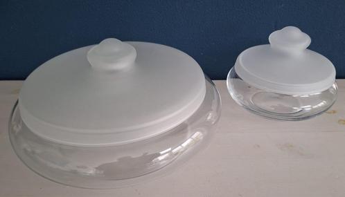 Glazen schalen met melkglas deksel, Antiek en Kunst, Antiek | Glas en Kristal, Ophalen of Verzenden