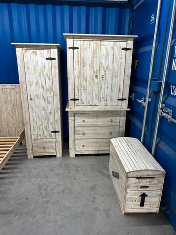 Complete kinderkamer beschikbaar voor biedingen
