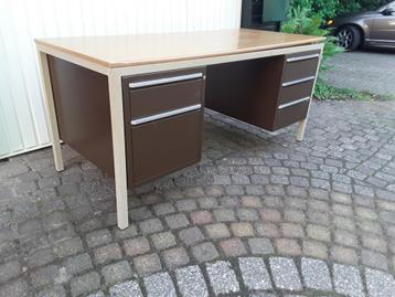 Stalen bureau met houten blad. Gratis af te halen.