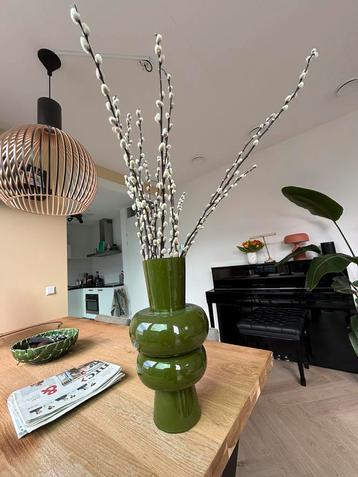 Vaas met bloemen beschikbaar voor biedingen