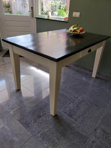 Houten eettafel 140 x 88 beschikbaar voor biedingen