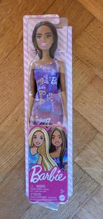 Nieuw! Barbie pop, paarse jurk, getinte huidskleur, Ophalen of Verzenden, Nieuw, Barbie