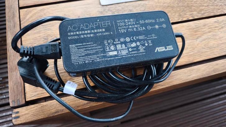 Asus ac adapter voor laptops, Computers en Software, Laptop-opladers, Zo goed als nieuw, Ophalen of Verzenden