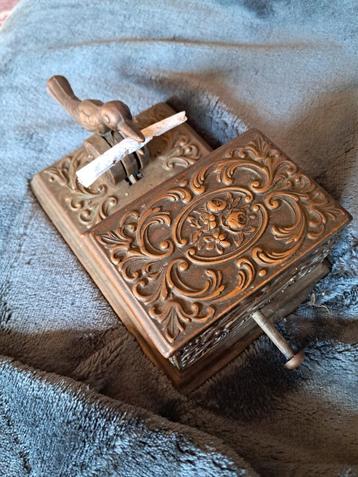 Oude sigaretten dispenser.  beschikbaar voor biedingen