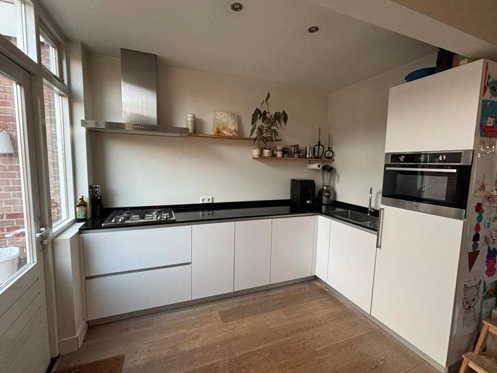 Moderne zwart witte keuken met rvs, Huis en Inrichting, Keuken | Complete keukens, Gebruikt, Hoekkeuken, Wit, Graniet of Steen