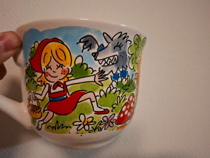 Blond Amsterdam Efteling kom met Sprookjesfiguren, Huis en Inrichting, Keuken | Servies, Gebruikt, Kop(pen) en/of Schotel(s), Overige stijlen
