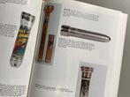 Collecting flashlights  with value guide  1996 zaklampen, Verzamelen, Retro, Ophalen of Verzenden, Overige typen