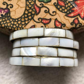 Armbanden 4 stuks - wit - jaren 70 - vintage beschikbaar voor biedingen