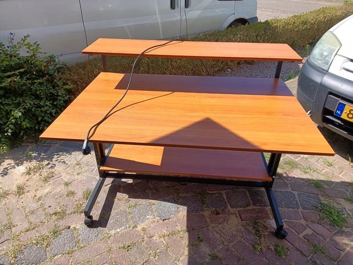Verstelbaar bureau met stekkerdoos, Huis en Inrichting, Bureaus, Zo goed als nieuw, Ophalen