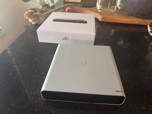 Ubiquiti Unifi Cloud Key Gen 2 Plus (UCKG2Plus) met 1TB HDD, Computers en Software, Accesspoints, Zo goed als nieuw, Ophalen of Verzenden