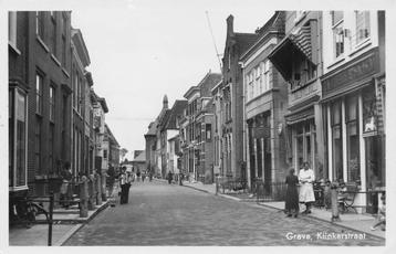 JL932 Grave Klinkerstraat Straatmuziekant Accordeon ca 1940 beschikbaar voor biedingen