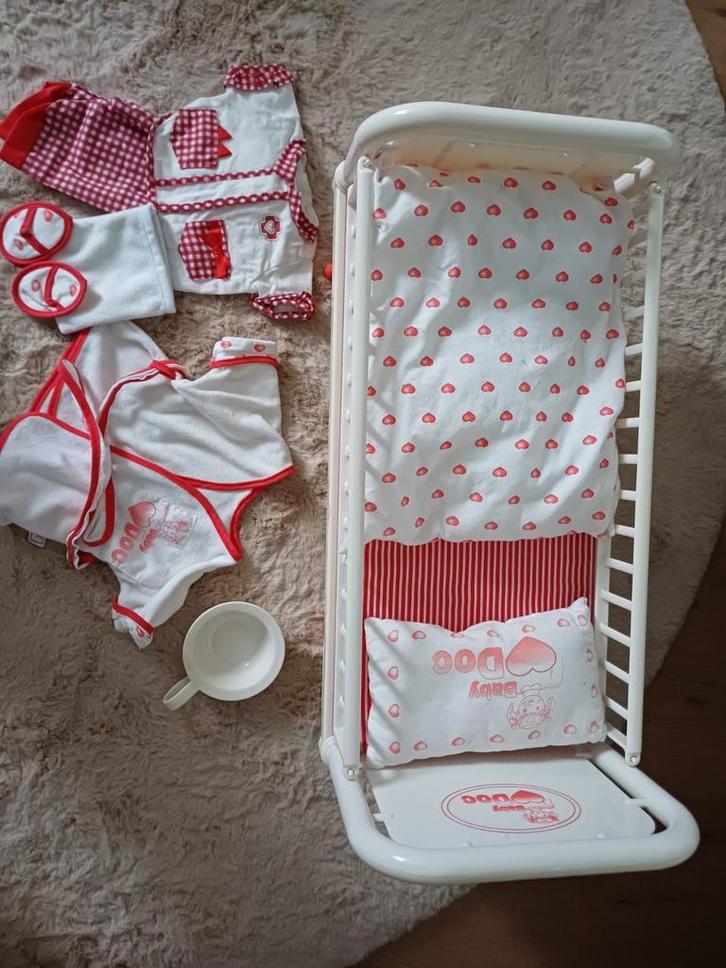 Poppen ziekenhuis Bedje met Accessoires van zalf cration, Kinderen en Baby's, Speelgoed | Poppen, Gebruikt, Overige typen, Ophalen of Verzenden