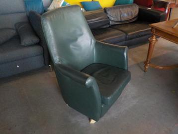 Groen leren fauteuil met hoge rug beschikbaar voor biedingen