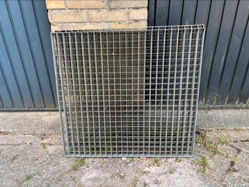 Twee gegalvaniseerde roosters 80x80 cm beschikbaar voor biedingen