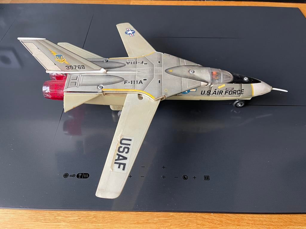U.S. Air Force F-111A 39768 Nomura blikken straaljager, Antiek en Kunst, Antiek | Speelgoed, Ophalen of Verzenden