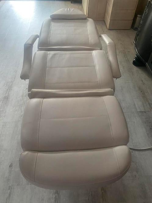 Witte Behandelstoel electrisch verstelbaar, Sport en Fitness, Massageproducten, Gebruikt, Massagetafel, Ophalen