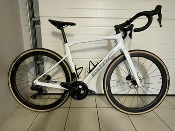 BMC Roadmachine Four Shimano 105 DI2 Nieuw beschikbaar voor biedingen