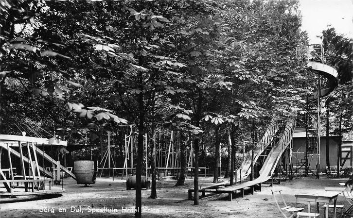 AY829 Berg en Dal speeltuin Hotel Erica 1958, Verzamelen, Ansichtkaarten | Nederland, Gelopen, Gelderland, 1940 tot 1960, Verzenden