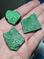 3x UVAROVIET GRANAAT OP CHROMIET, Verzamelen, Mineralen en Fossielen, Ophalen of Verzenden, Mineraal