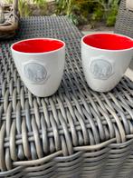 2 witte koffiemokken met rode binnenkant, Huis en Inrichting, Keuken | Servies, Ophalen, Zo goed als nieuw, Overige stijlen, Kop(pen) en/of Schotel(s)
