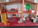 Vintage poppenhuis met poppetjes en meubels, Kinderen en Baby's, Speelgoed | Poppenhuizen, Ophalen of Verzenden, Gebruikt, Toebehoren
