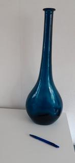 Blauwe glazen vaas  (van De Bijenkorf)), 50 tot 75 cm, Blauw, Ophalen of Verzenden, Glas