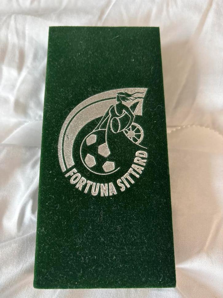 Fortuna Sittard Sleutelhanger 8 Jaar Eredivisie, Verzamelen, Sportartikelen en Voetbal, Nieuw, Overige typen, Overige binnenlandse clubs