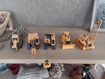 Mooi  partij  joal  caterpillars beschikbaar voor biedingen