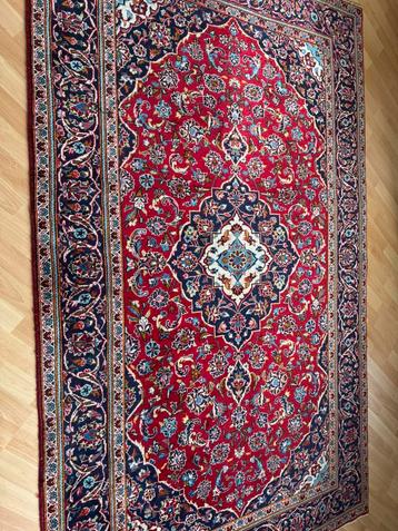 Perzich tapijten beschikbaar voor biedingen