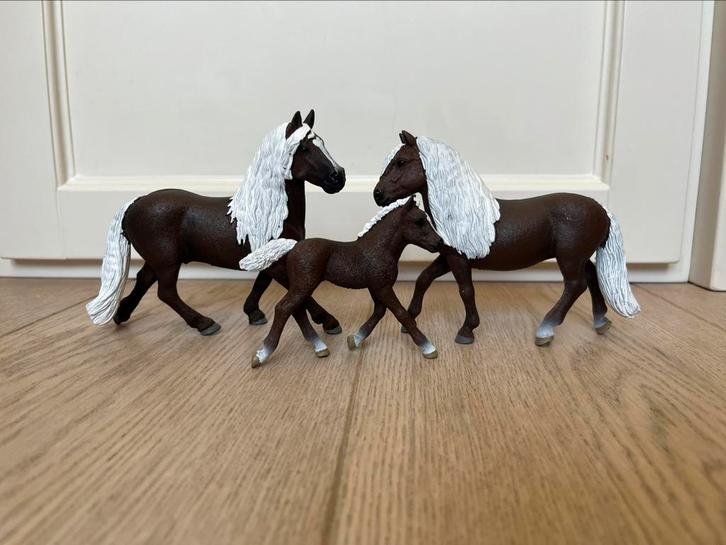 Schleich zwarte woud merrie, hengst en veulen, Verzamelen, Dierenverzamelingen, Zo goed als nieuw, Beeldje of Figuurtje, Paard