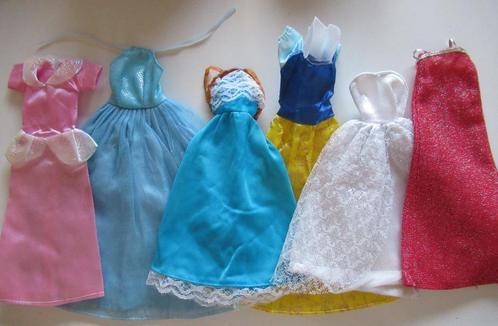 Barbie poppen jurken , rokjes , jasjes 6 foto's., Verzamelen, Poppen, Zo goed als nieuw, Kleertjes, Ophalen