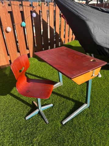 Retro school bureautje met stoeltje beschikbaar voor biedingen